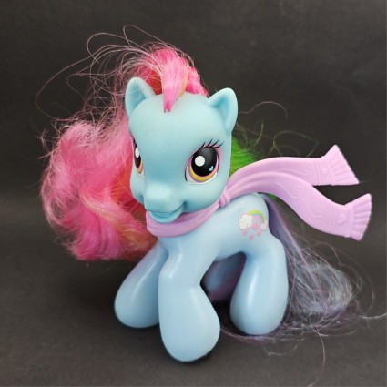 Hasbro Mon Petit Poney Rainbow Dash avec Echarpe Figurine d'occasion (Loose) Hasbro Mon Petit Poney Rainbow Dash avec Echarpe Figurine d'occasion (Loose)