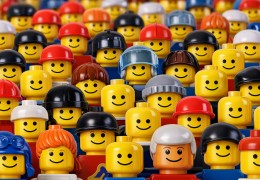 Le sourire LEGO : l’histoire du visage iconique des minifigurines LEGO
